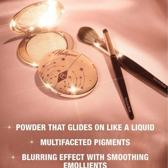 CHARLOTTE TILBURY
Glow Glide Face Architect Highlighter - Rose Gold Glow - Picture 4 of 7